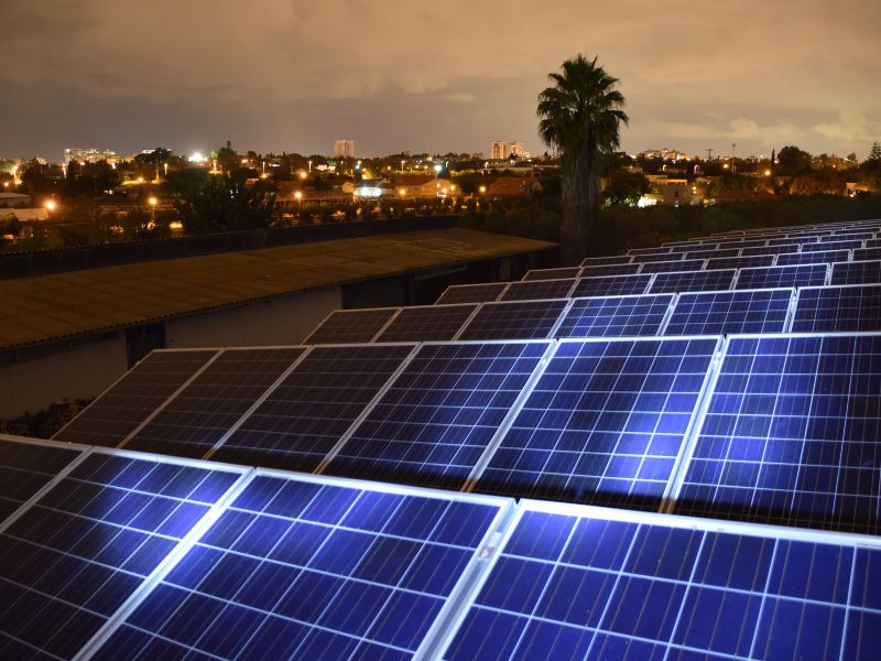 energia solar residencial a noite